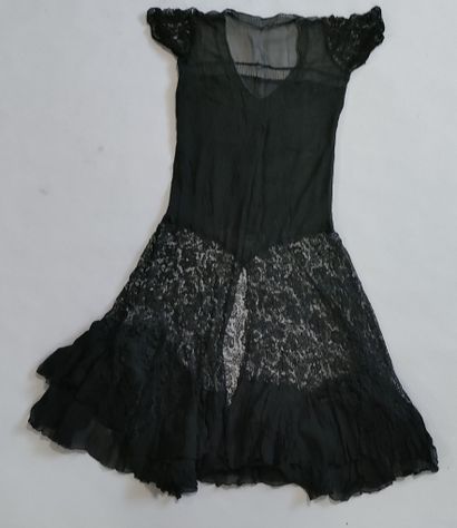 Skirt of top put in flat in lace of Chantilly...