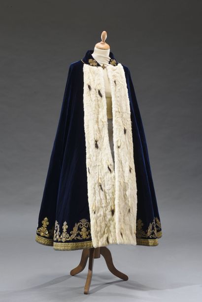 Rare embroidered cape of Pair de France,...