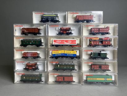 FLEISCHMANN (N). 
Lot de 17 wagons marchandises...