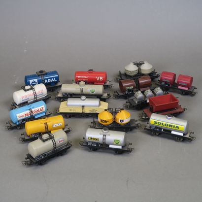 Trains (HO). Lot de 16 wagons citerne et...