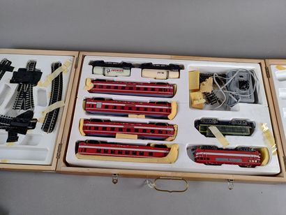 GEGE (HO).
Coffret bois à trois compartiments...