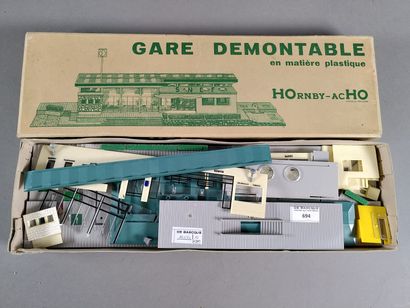 Train (HO) HORNBY. Gare démontable en plastique...
