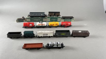 Train (HO) HORNBY. Lot de 14 wagons marchandises...