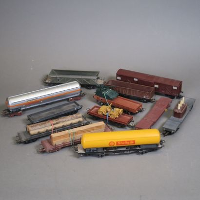 DIVERS (HO). Lot de douze wagons marchandises...