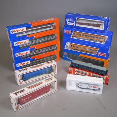 DIVERS (HO). Lot de douze wagons ref 4277...