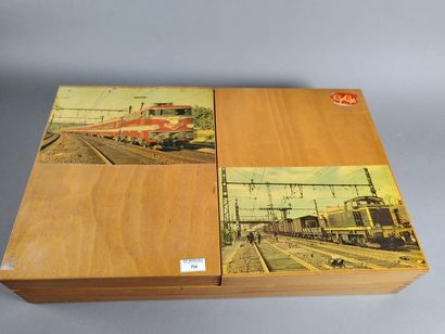 GEGE (HO).
Coffret bois à trois compartiments...