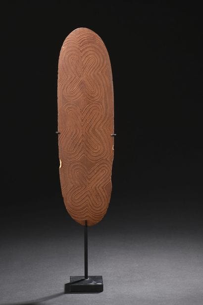 *Planche Churinga
Bois, pigments
H. 30 cm...
