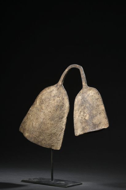 Double gong Bamileke, Cameroon
Metal
H. 25,5...