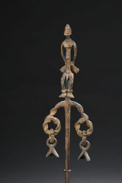 Fer rituel Dogon, Mali
Bronze
H. 32,5 cm

Fer...