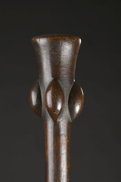 *Massue Ambrym, Vanuatu
Bois
L. 86 cm 

Provenance...