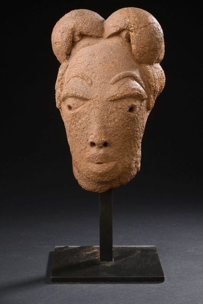 Tête féminine aux six chignons Nok, Nigeria
Terre...