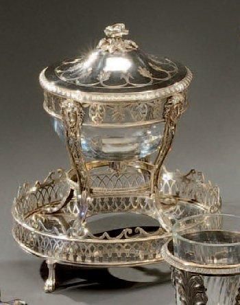 Sucrier en argent de forme hémisphérique...