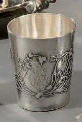 Une timbale Art Nouveau à décor de chardon...