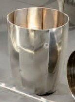 Une timbale à décor de pans coupés, poinçon...