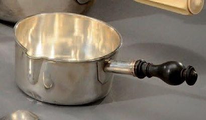 Petite casserole en argent uni à manche droit...