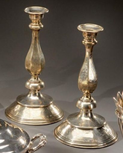 Paire de grands bougeoirs en argent gravé...