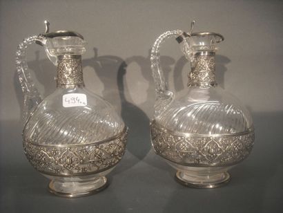 Belle paires de carafons balustres couverts...