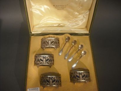 Suite de quatre salerons en argent à décor...