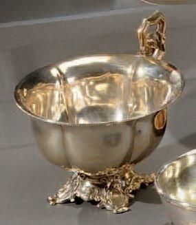 Tasse en argent à côtes pincées et moulures...