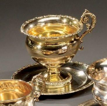 Belle tasse sur piédouche en argent vermeillé...