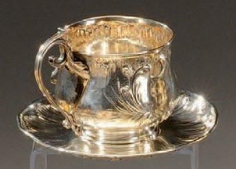 Tasse à chocolat balustre en argent à médaillon...