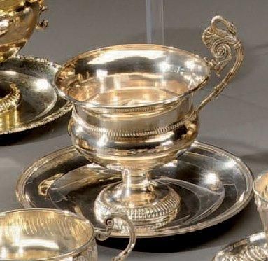 Tasse sur piédouche en argent uni à moulures...