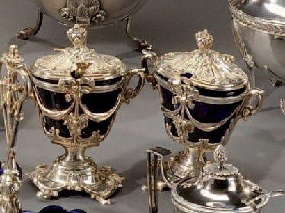 Belle paire de moutardiers ovales en argent...