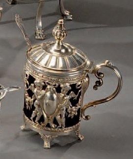 Moutardier cylindrique en argent, le corps...
