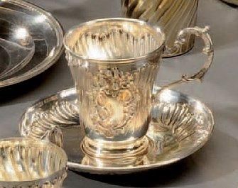 Tasse balustre sur petite base en argent...