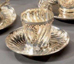 Tasse à café et sa sous-tasse en argent à...