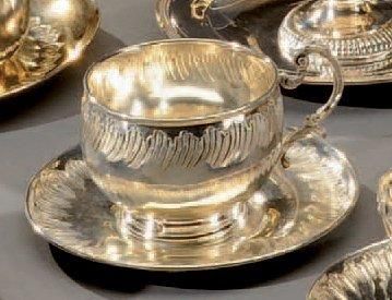 Tasse globulaire sur piédouche en argent...