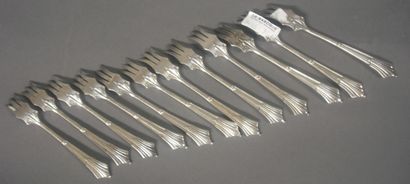 Suite de douze fourchettes en argent à spatule...