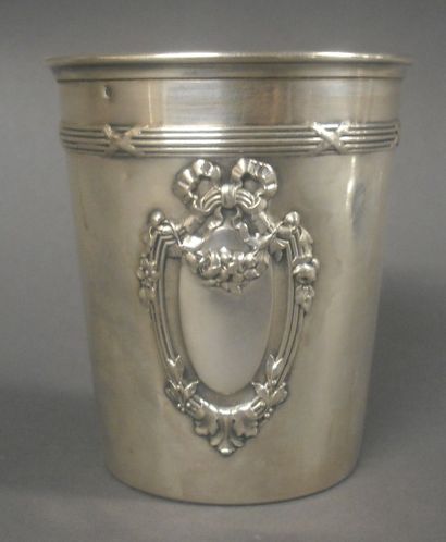 Timbale en argent à moulure de filets rubans...