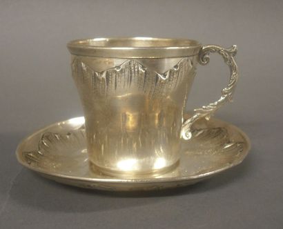 Tasse et sous-tasse en argent à décor de...