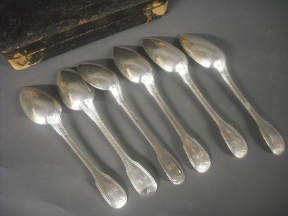 Six cuillères à thé en argent, à filets chiffrées...