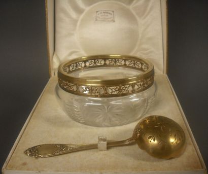 Sucrier rond en cristal taillé et gravé,...