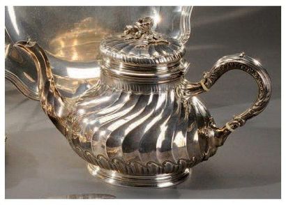 Belle théière et pot à crème assorti en argent...