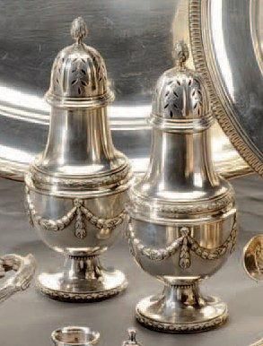 Belle paire de saupoudreuses balustre sur...