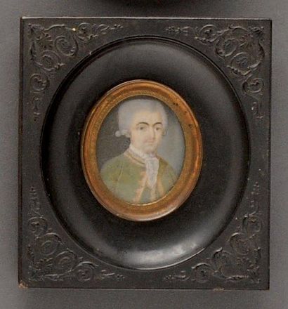 Miniature ovale sur ivoire Portrait d'homme...