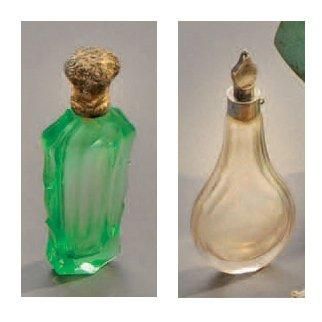Deux flacons à sel: - L'un en verre teinté...