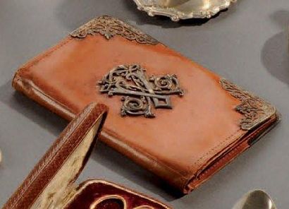 Un portefeuille en cuir, le chiffre 