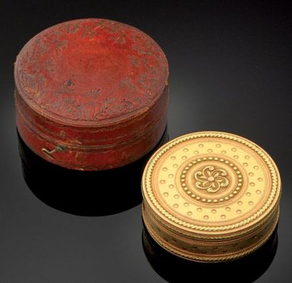 Très jolie boîte ronde deux tons d'or, entièrement...