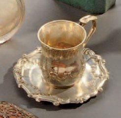 Tasse miniature balustre en argent et une...