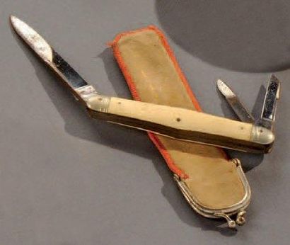 Un couteau de voyage monté sur os Dans son...