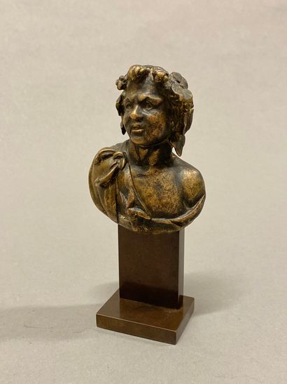 Motifs en applique figurant Bacchus.
Bronze...