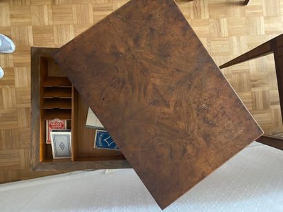 Table à jeu en placage d'acajou présentant...