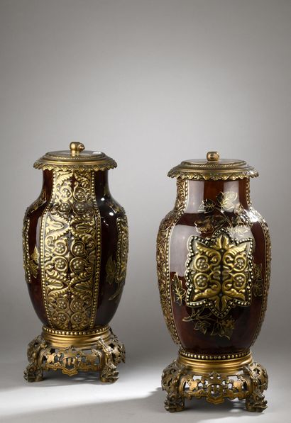 Paire de vases en porcelaine à couverte rouge...