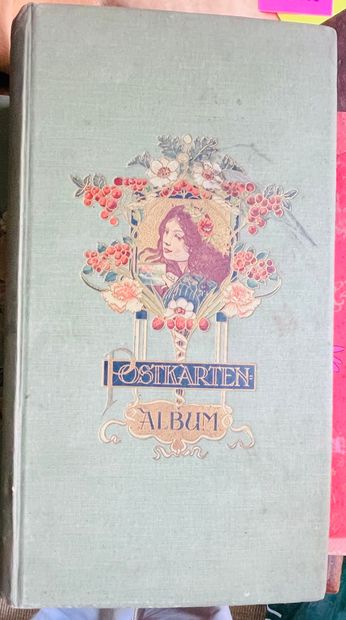Un ensemble de cinq albums de cartes postales,...