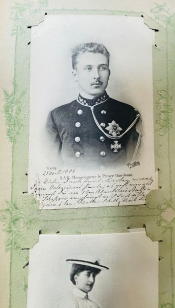 Un ensemble de cinq albums de cartes postales,...