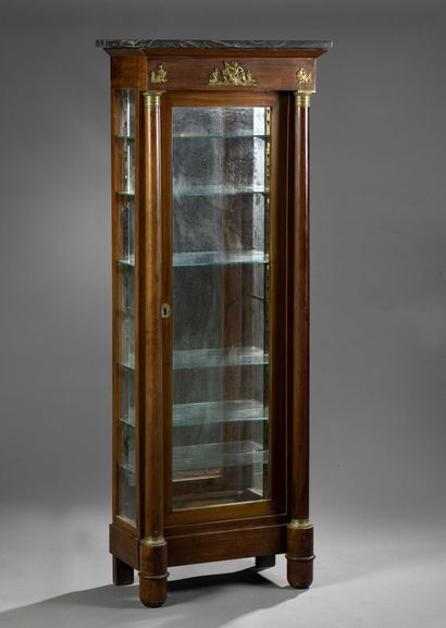 Vitrine en acajou et placage d'acajou, les...